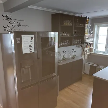 Apartment Sentrumsleilighet Med Gratis Parkering Til Leie *